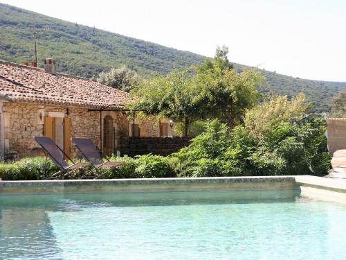 B&B Lacoste - Stylish house with heated pool in Lacoste - Bed and Breakfast Lacoste