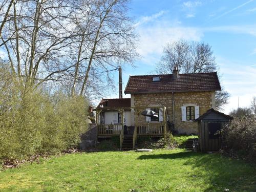 Maisons de vacances Inviting Holiday Home in Montaron with Garden
