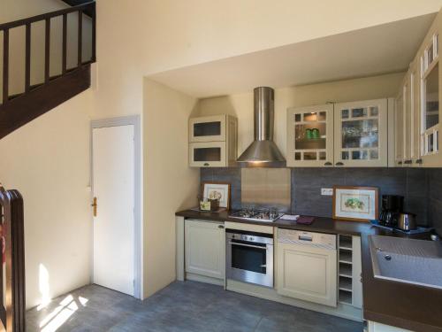 virtuve, Cottage in Chaleix near Forest  Lake in Chalais (Aquitaine)