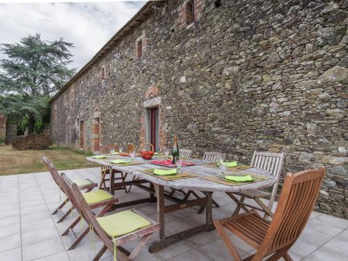 Charming Holiday Home in Les Brouzils with Swimming Pool gîte à louer Forêt de Gralas