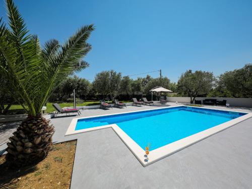 Lovely holiday home in Policnik with private pool