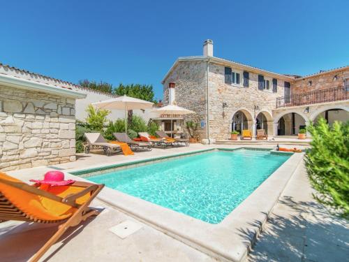  Rustic villa in Vrsar with private swimming pool, Unterkunft in Marasi