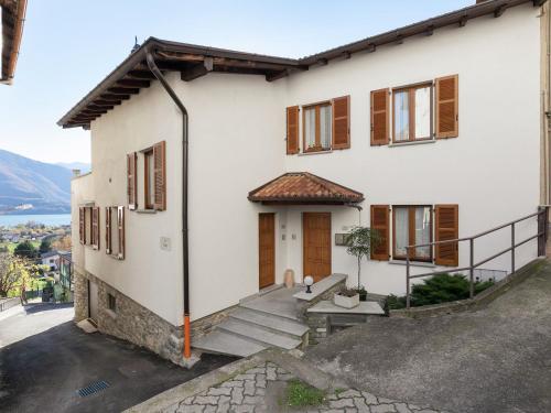  Modern Apartment with Private Garden near Lake in Lombardy, Pension in Gravedona bei La Foppa