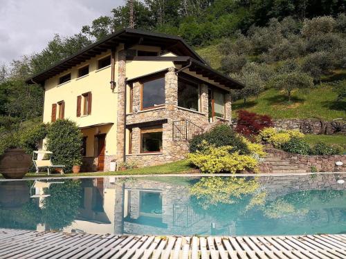  Classy Villa in Pisogne with Garden BBQ Pool, Pension in Pisogne