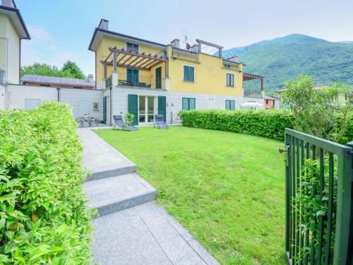  Apartment on shore of Lake Lugano with garden and then beautiful park with Lido, Pension in Porlezza