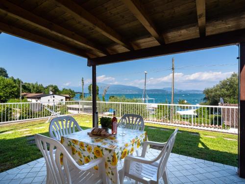  Apartment on Lake Garda in Manerba with Pool, Pension in Montinelle