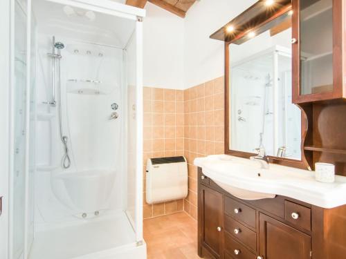 Bathroom, Agrotourismus im Apennin mit berdachtem Pool und Whirlpool in Apecchio