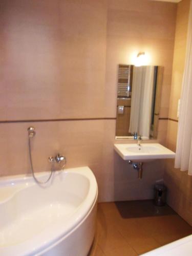 Pink Home - Three-Bedroom-Apartment - 1-3. Anker köz Budapest 1061 image 10