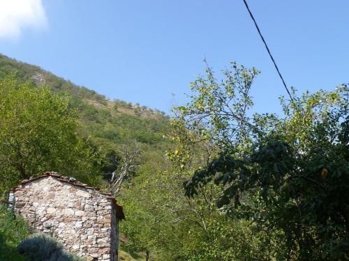 Hill View Holiday Home in Bagni di Lucca with Terrace Garden gîte à louer Lucchio