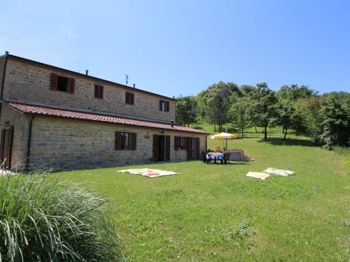  Spacious Mansion in Apecchio with Pool, Pension in Apecchio