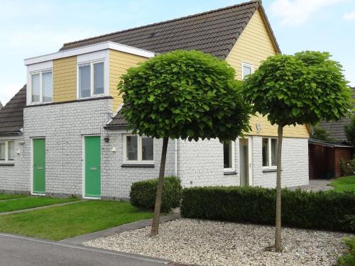 Semi-detached home with terrace at 200 m. from the beach