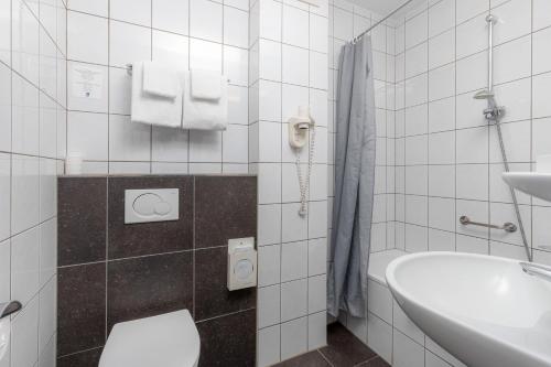 Owl Hotel - image 5