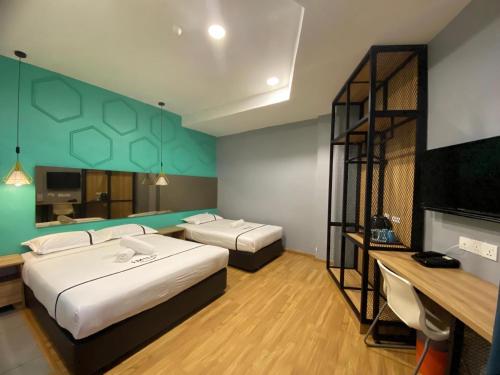 1 queen bed, 1 twin bed
