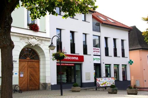 . HOTELOVÉ UBYTOVÁNÍ U RADNICE