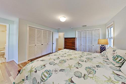 Acapesket Beach Getaway - Fireplace & Patio home - image 8