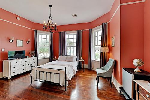 Mary Moody Suite - Sealy Hutchings Estate home - image 4
