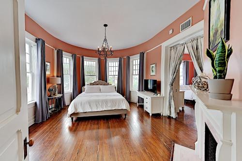 Mary Moody Suite - Sealy Hutchings Estate home - main image