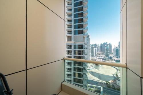 Luton Vacation Homes - Spacious Sea View apt, Royal Oceanic, Dubai Marina