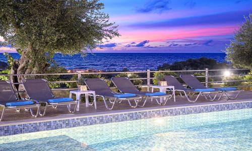 Aqua Blue Villas with Heated Pool gîte à louer Asprosikiá