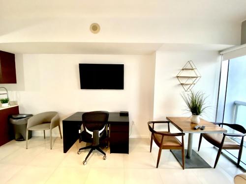 Cozy Condo Icon W Brickell and Amenities - main image