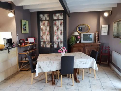 Chambres PEYROUTAS Amelie Stop at Chambres Peyroutas to discover the wonders of Bordeaux. The property offers a wide range of amenities and perks to ensure you have a great time. Free Wi-Fi in all rooms, Wi-Fi in public areas,