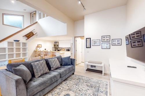 Spacious and Cozy International Village - image 3