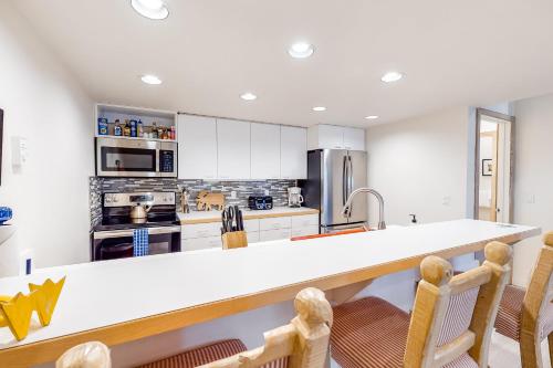 Spacious and Cozy International Village - image 8