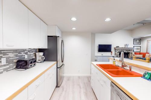 Spacious and Cozy International Village - image 12