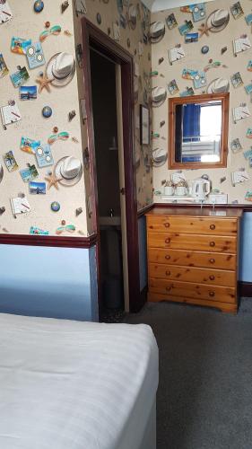 Family Room image 3