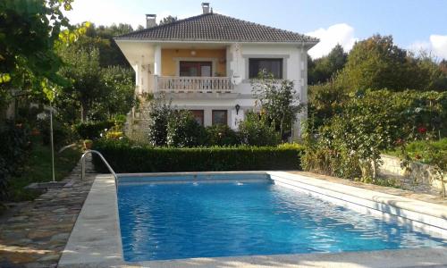 Villa con piscina en Pantòn Ribeira Sacra Galicia Ideal para familias - Accommodation - Follés