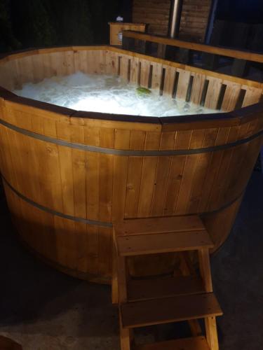 อ่างแช่น้ำร้อน, Casa din Vie, Piscină Încălzită, întreaga locație la 15min de centrul orașului Oradea (Casa din Vie, Piscina Incalzita, intreaga locatie la 15min de centrul orasului Oradea) in บอรส์