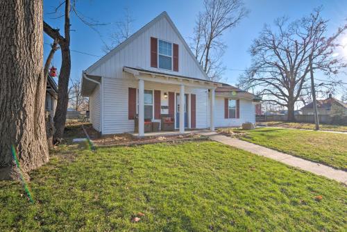 Cozy Cedar Rapids Pad - 2 Blocks to Mercy Care!