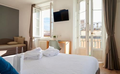 Lainez Rooms & Suites - image 8