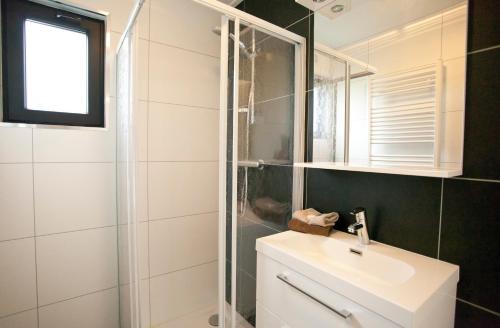 2 bedrooms, 4 beds