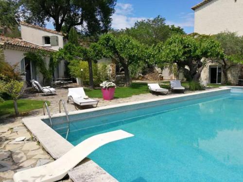 Majestic Holiday Home in Deaux with Jacuzzi gîte à louer Golf d'Alès Ribaute