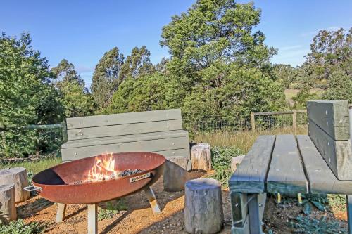 The Friendly Pelican in เมตุง