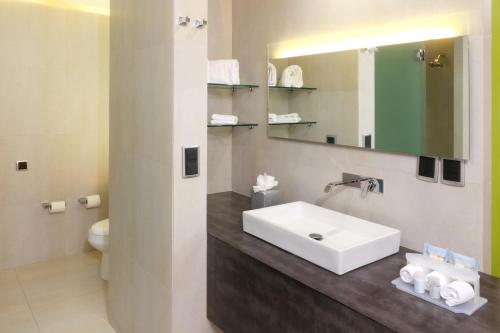 277958756 Holiday Inn Express Mexico Aeropuerto by IHG