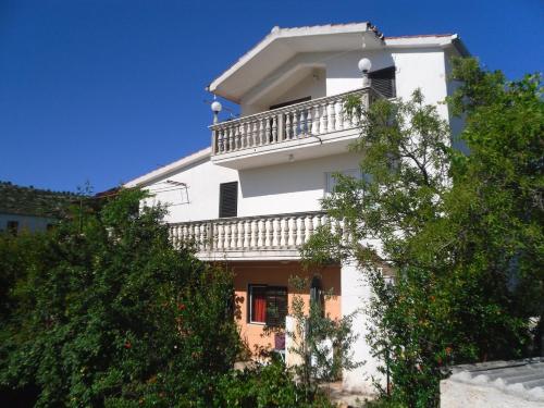  Apartments Mio -100 m from beach, Pension in Podglavica