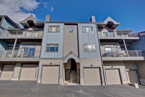 Lake Forest 304F Condo
