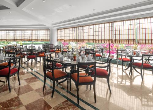 餐廳, Sarovar Portico&nbsp; Surajkund Faridabad in 法裏達巴德