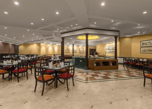 Sarovar Portico Surajkund Faridabad - 레스토랑