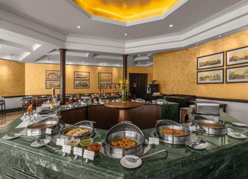 Sarovar Portico Surajkund Faridabad - 레스토랑