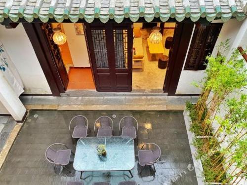 Chaozhou Hello Inn Located in Xiangqiao, hello inn is a perfect starting point from which to explore Chaozhou. Offering a variety of facilities and services, the property provides all you need for a good nights sleep. 