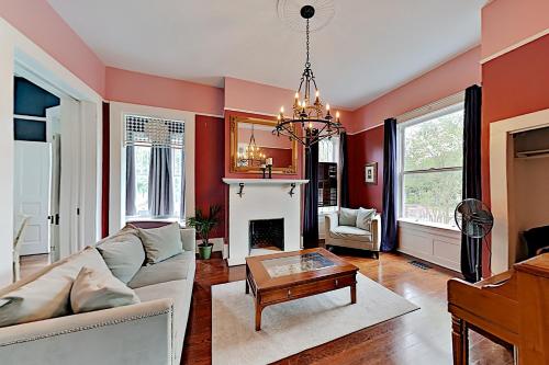 Sealy Hutchings Suite - Unique Stay in Iconic Estate home - main image