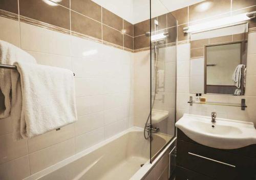 Bathroom, Hotel Les Grangettes in Meribel