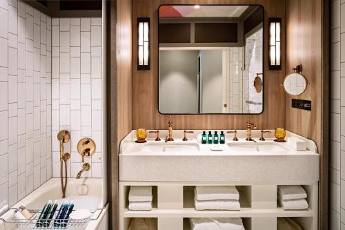 room detail thumbnail 2