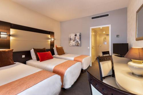 1 double bed, 1 twin bed