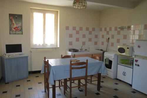 Appartement RDC maison de village in Savignac-les-Ormeaux