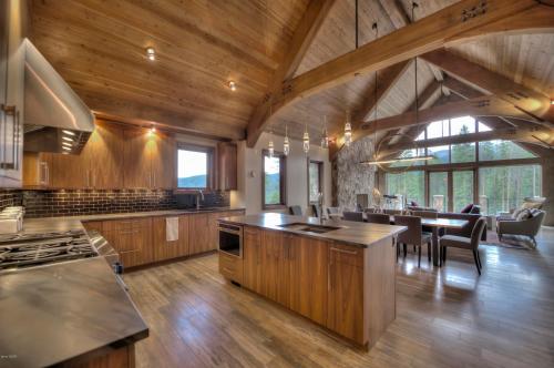 Custom Ski In Ski Out Luxury Chalet 239 - Hot Tub & Amazing Views - 500 Dollars Of FREE Activities & Equipment Rentals Daily in Winter Park, USA