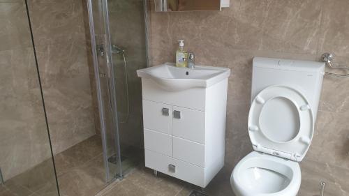 2 bedrooms, 6 beds